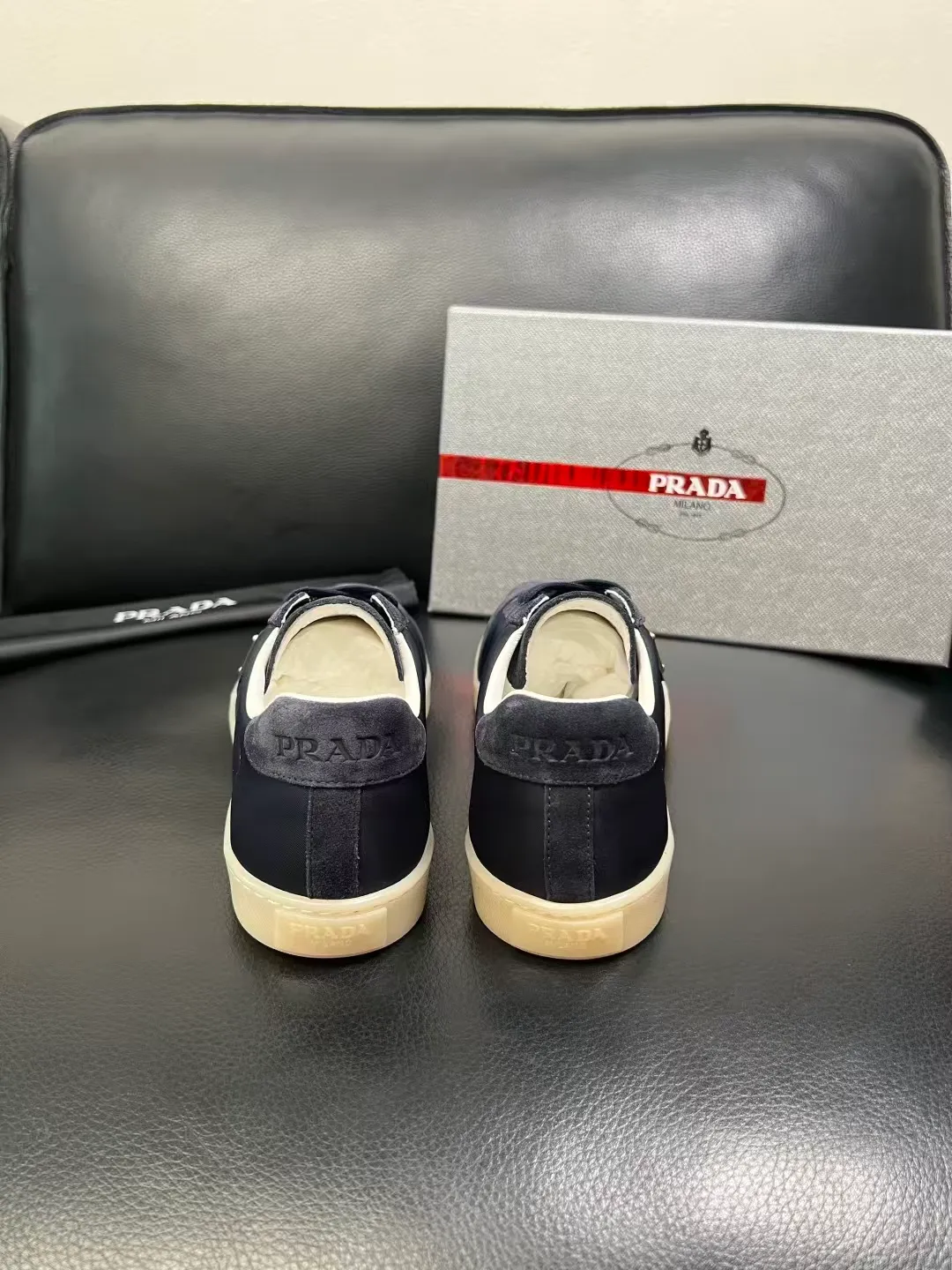 P380 38-45 Prada Prada’s new men’s leather sneakers, the highest version on the market, any comparison is welcome🆚! The original leather has excellent texture and is super high-end! Fetal sheep net lining imported from Italy, removable pad! Luxurious materials and fine workmanship, highly recommended! No. 058